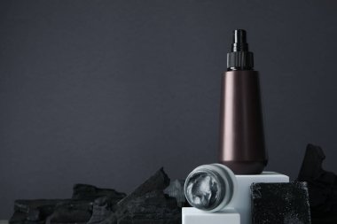 Koyu arkaplanda kömür bulunan doğal kozmetik ürünleri..
