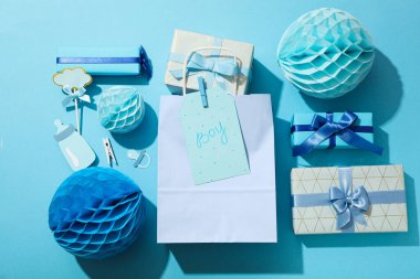 Hediye kutuları, kağıt toplar ve mavi arka planda paket, üst görünüm