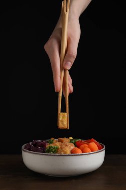 Ahşap masada kızarmış tofu salatası.