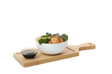 PNG, soslu kızarmış tofu salatası, beyaz arka planda izole edilmiş.