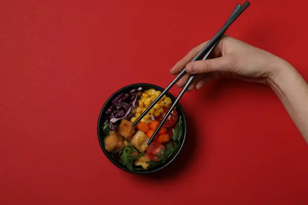 Kırmızı Arka Planda Kızarmış Tofu Salatası — Stok fotoğraf