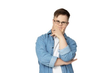 Gözlüklü, kot pantolonlu ve beyaz tişörtlü, beyaz arka planda izole edilmiş gülümseyen genç adam.