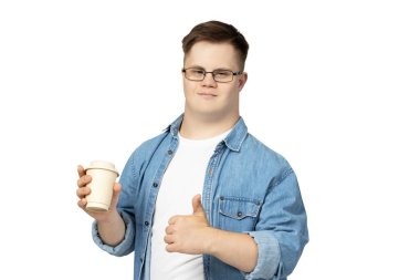 PNG, aşağı sendromlu gülümseyen genç adam elinde bir fincan kahveyle gözlük takıyor, beyaz arka planda izole edilmiş.