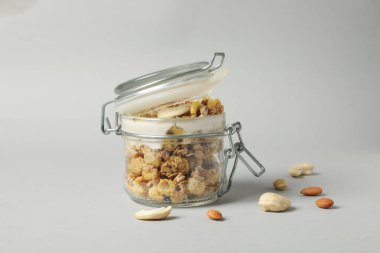 Yoğurtlu müsli, lezzetli kahvaltı kavramı.