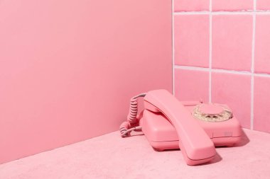 Pembe arkaplanda telefon, metin için boşluk