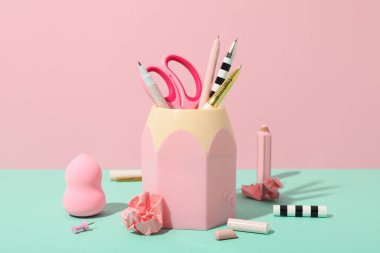 Pembe arka planda kozmetik sünger, kağıt ve kırtasiye malzemesi
