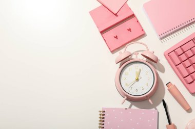 Alarm saati, not defterleri, beyaz arkaplanda kaset ve klavye, metin için boşluk