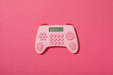 Pembe arka planda pembe joystick, üst görünümde.