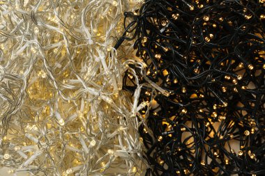 Beyaz ve siyah barlar. Arka planda sarı ışıklar, üst manzara.