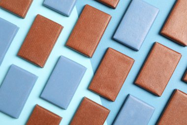 Mavi arkaplanda mavi ve kahverengi çikolatalar.