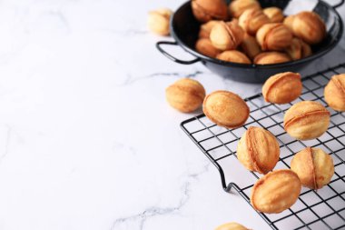 Kurabiyeler bir kase içinde ve ızgara ile