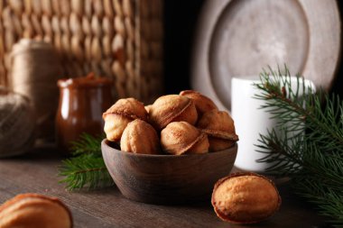 Kurabiyeler bir kase dolusu iğneyle