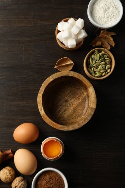 Sonbahar hamur işlerini hazırlamak için malzemeler masaya konur..