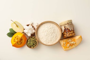 Sonbahar hamur işlerini hazırlamak için malzemeler masaya konur..