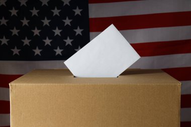 Amerika bayrağı arkaplan kağıtlı kağıt oy sandığı