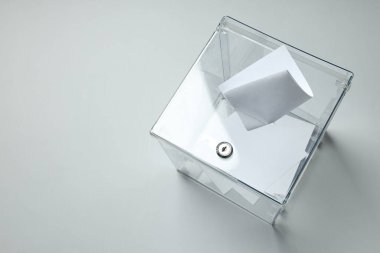 Gri arkaplan üzerinde kağıtları olan oy kutusu, metin için boşluk