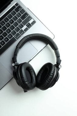 Büyük kulaklıklar, dizüstü bilgisayarlı bir masada..