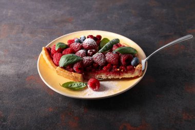 Gri arkaplanda iki parça çilekli turta, yakın plan.