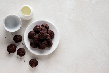 Tabakta Brigadeiro, arka planda kase ve süt sürahisi, metin için boşluk