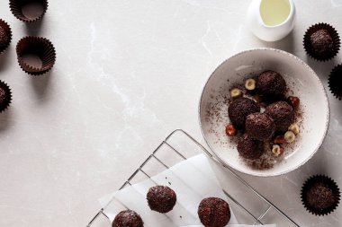 Brigadeiro kasede ve ızgarada beyaz arka planda, metin için boşluk