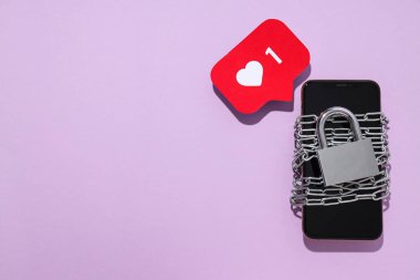 Akıllı telefon kilitli bir zincirle kaplıdır.