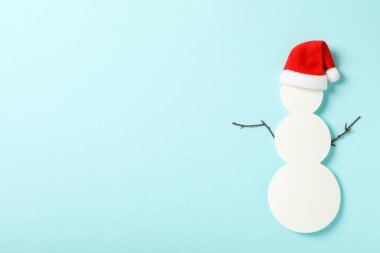 Noel Baba şapkalı dekoratif bir kardan adam.