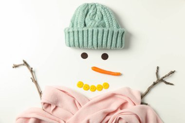 Havucu, şapkası ve düğmeleri olan bir kardan adamın yüzü.