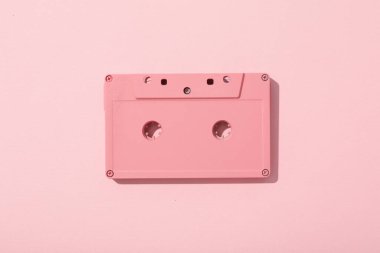 Pembe arka planda pembe kaset, üst görünümde.