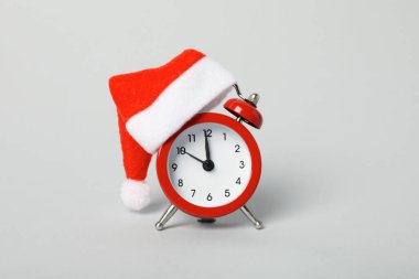 Noel Baba şapkalı bir saat ve yeni yıl süsü..