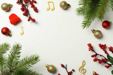 Yeni yıl dekorasyonlu altın müzik notaları.