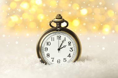 Hafif arkaplanda kar olan cep saati.