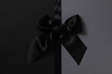 Siyah kurdeleli koyu arkaplan, üst görünüm