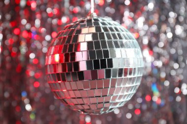 Disko topu kırmızı ışıkla aydınlatılır.