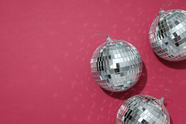 Kırmızı arka planda güzel disko topları