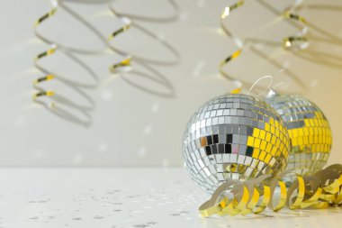 Arka planda altın kurdeleli disko topları