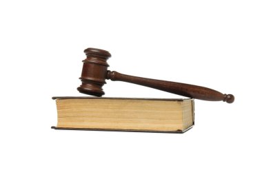 PNG, tahta çekiç ve kitap, beyaz arka planda izole edilmiş.