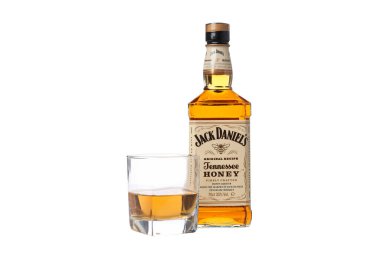 Ukrayna, Kyiv, 01.11.2023, PNG, Jack Daniels viskisi bir bardak, beyaz arka planda izole edilmiş.