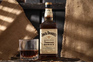 Ukrayna, Kyiv, 01.11.2023, Jack Daniels viski içiyor.