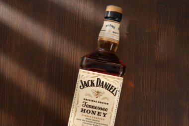 Ukrayna, Kyiv, 01.11.2023, Jack Daniels viskisi ahşap bir masada.