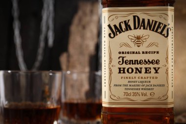Ukrayna, Kyiv, 01.11.2023, Jack Daniels viski içiyor.