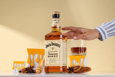 Ukrayna, Kyiv, 01.11.2023, Jack Daniels viskisi kurutulmuş limonlu ve süslemeli.
