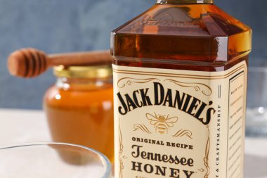 Ukrayna, Kyiv, 01.11.2023, Jack Daniels viskisi ve bir kavanoz bal.