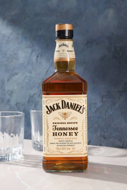 Ukrayna, Kyiv, 01.11.2023, Jack Daniels viskisi gri arka planda.