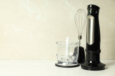 Açık arkaplanda eklentileri olan siyah karıştırıcı, metin için boşluk