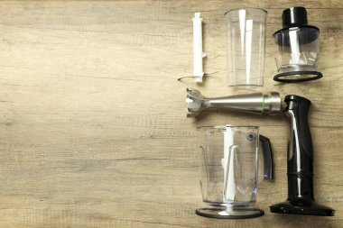 Ahşap arkaplanda eklentileri olan siyah karıştırıcı, metin için boşluk