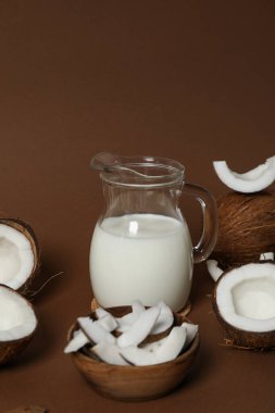 Hindistan cevizi sütü, lezzetli ve doğal içecek kavramı.