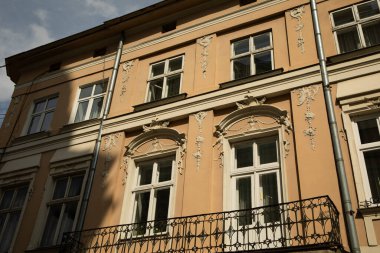 windows ile eski bir evin duvarında