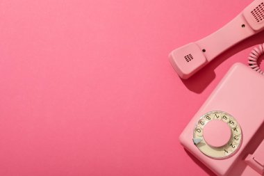 Pembe arkaplanda sabit hat telefonu, metin için boşluk