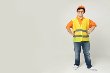 İnşaat işçisi şeklinde Down sendromu olan bir çocuk.