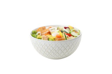 PNG, beyaz arka planda izole edilmiş beyaz kasede kızarmış tofu salatası.